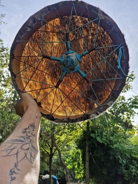 Sjamanendrum 45 cm Koe op Moerbei en Blauwe Apatiet - 3